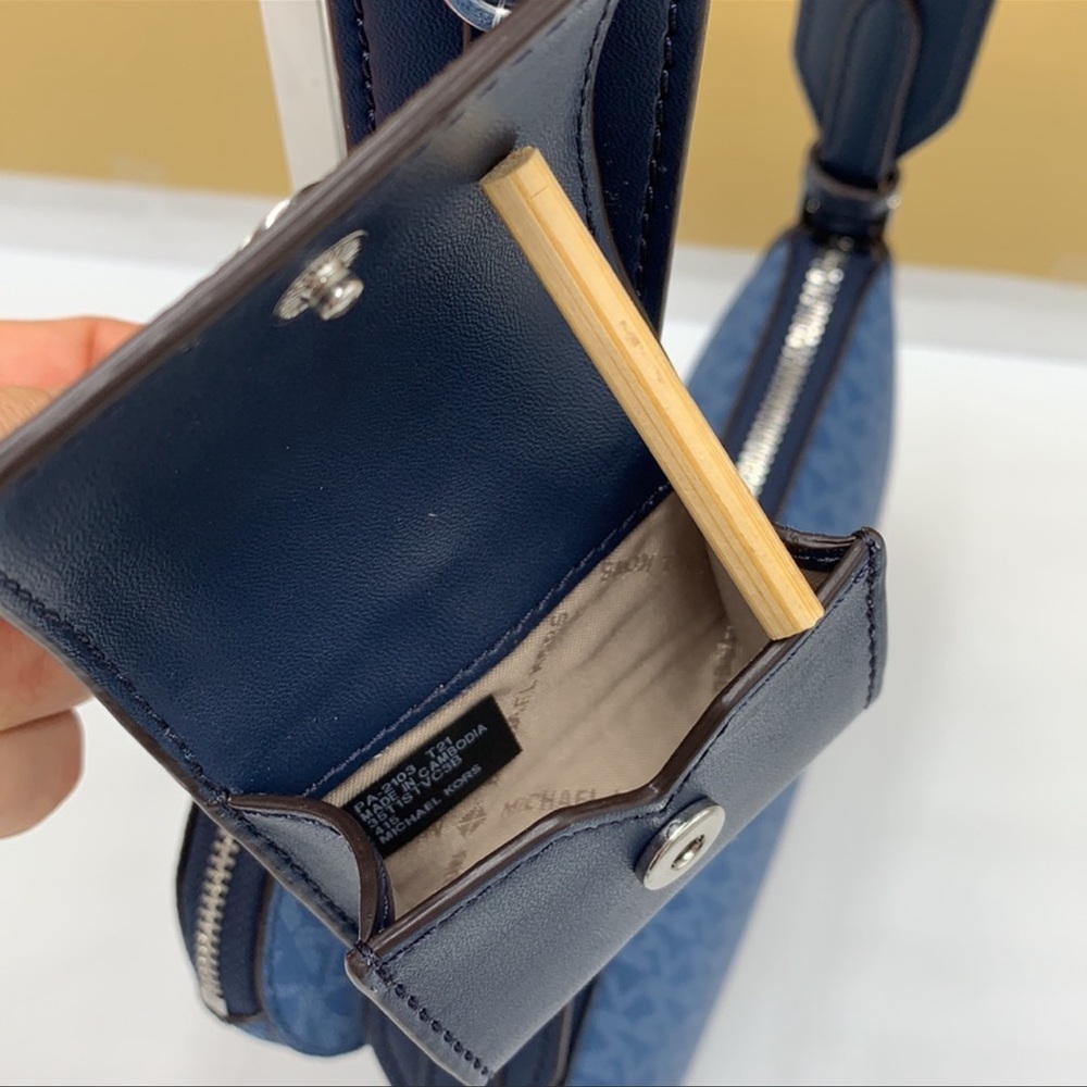 Michael Kors Jet Set Travel Crossbody w Tech Attch - Picture 8 of 16